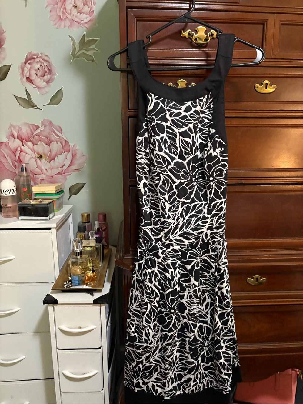 Women’s sz 12 Black & White Floral Sleeveless Dress